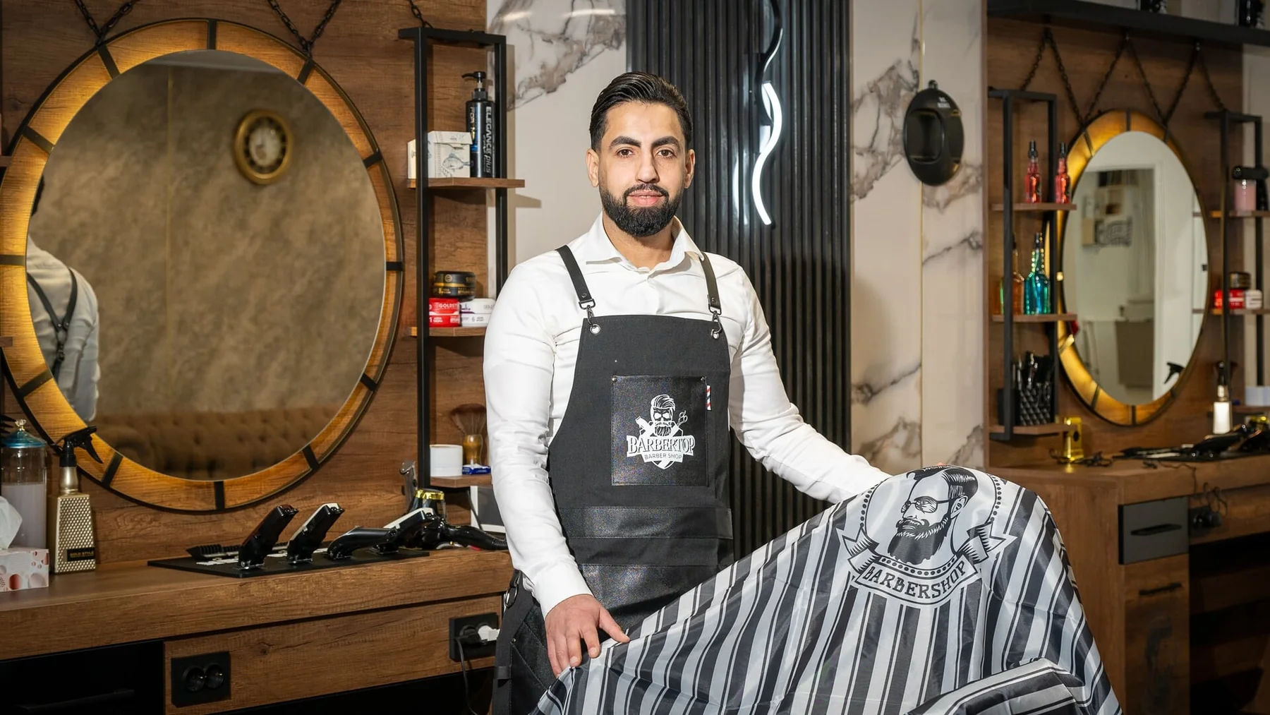 Portrait of barber Mateo Cruz
